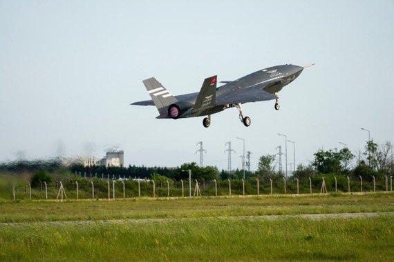 clashreport's tweet photo. Leonardo and Baykar completed the first live K-SWARM trials at Baykar’s Çorlu test centre in Türkiye.

A crewed Leonardo M-346 FA jet directly commanded an uncrewed Bayraktar KIZILELMA fighter in live flight. 

The KIZILELMA autonomously taxied, took off, and joined formation, with the M-346 pilot controlling the formation via a new avionics suite. 

They demonstrated autonomous formation flying, position changes, and secure real-time data links (protected by Leonardo’s GCC cyber system).

This is one of the first real-world demos of a crewed jet teaming with a jet-powered uncrewed combat aircraft, advancing “loyal wingman” and swarm concepts. 

It builds on the Leonardo–Baykar partnership and their LBA Systems joint venture.