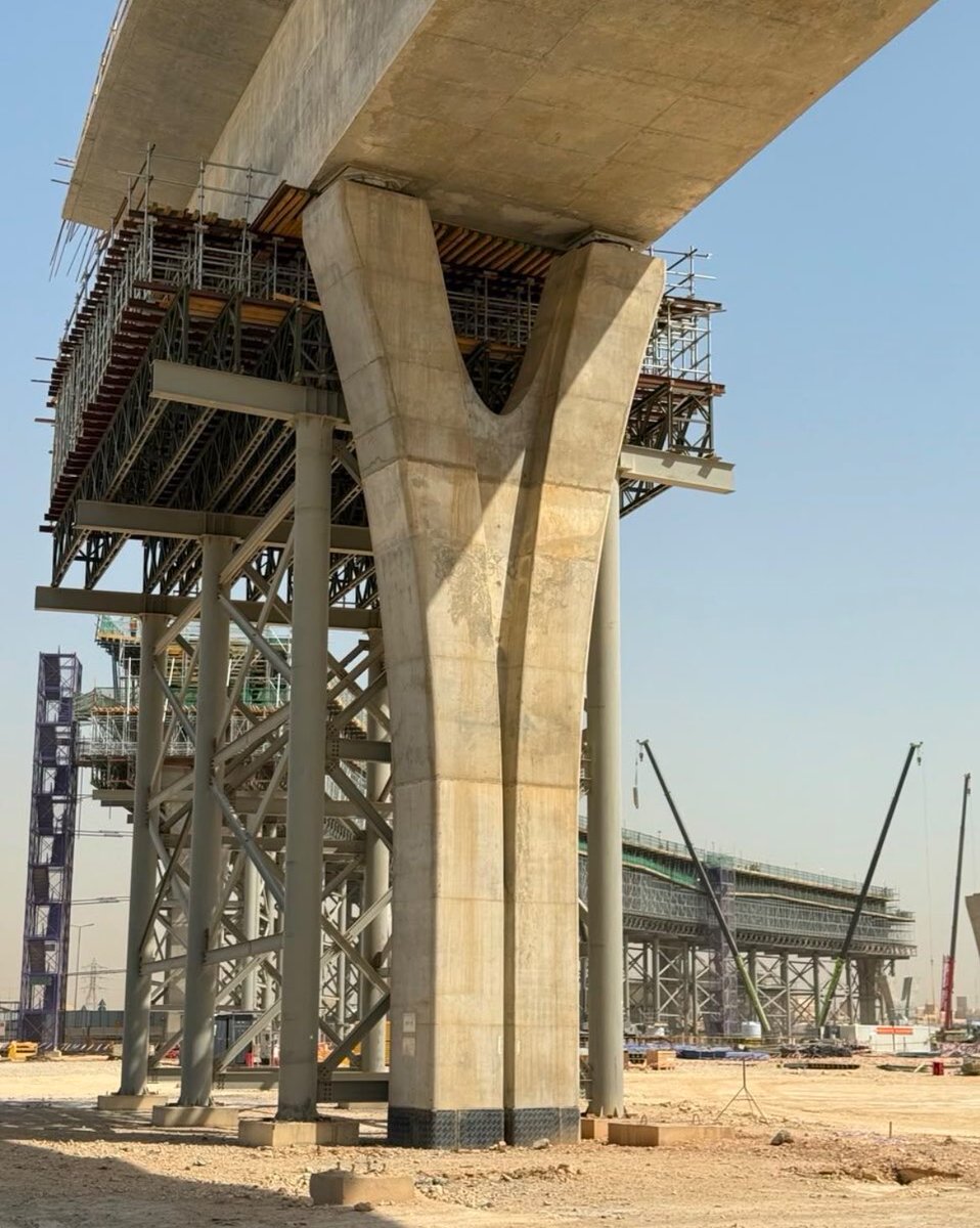 NewslyKSA's tweet photo. 🇸🇦 تقدم متواصل في مشروع الطريق الدائري الجنوبي الثاني

🛣️ يمتد بطول 56 كيلومترًا
🌉 يشمل تنفيذ 32 جسرا
🔄 يتقاطع مع 10 طرق رئيسية وحيوية
🚗 يربط بين طريق جدة غربا وطريق الخرج شرقا
🚧 أحد مشاريع برنامج تطوير الطرق في الرياض https://t.co/KwsOZJXZba