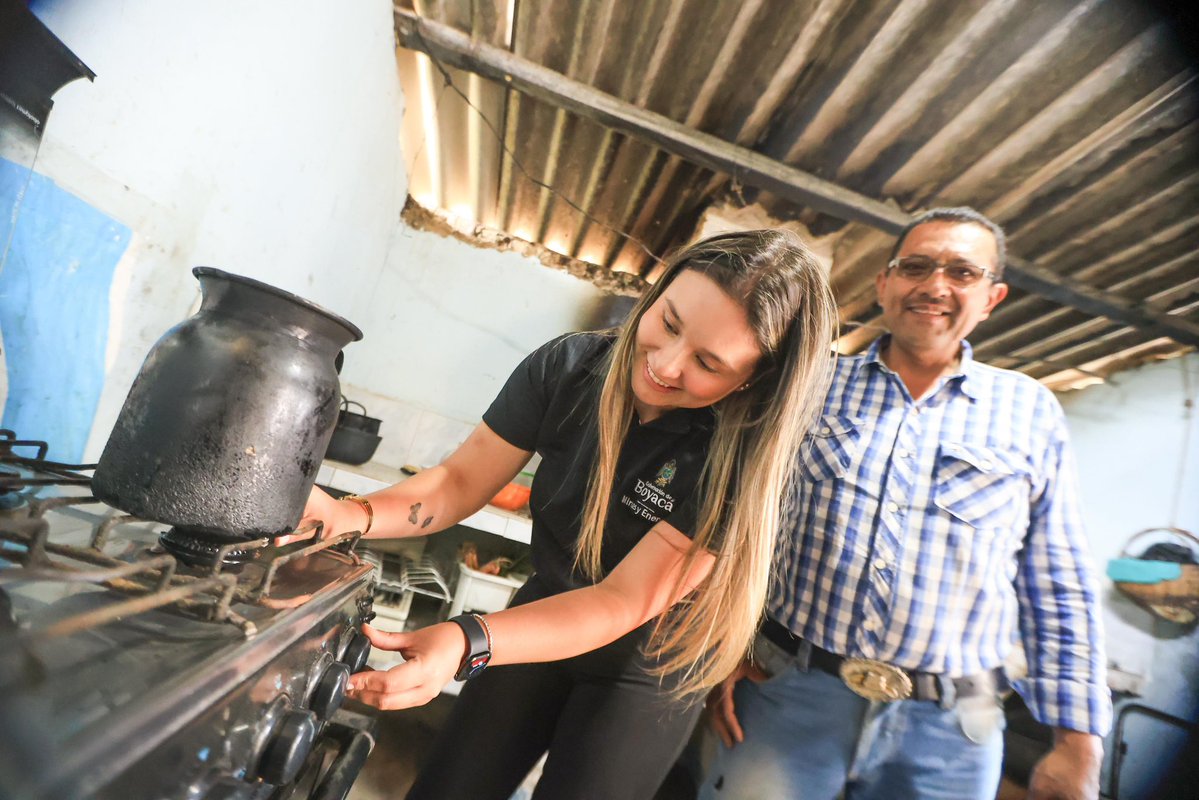 CarlosAmayaR's tweet photo. El propósito de la #BoyacáGrande es que cada familia rural sienta nuestro apoyo y presencia 💚.

Hoy encendimos la estufa de doña Agripina, una campesina de la vereda Resguardo Bajo, en Ramiriquí, quien ya cuenta con servicio de gas rural.

¡Seguimos cambiando vidas 🤩! https://t.co/q24ffRLqSg