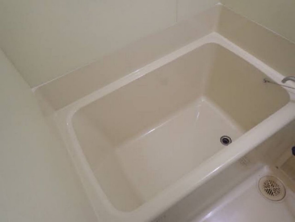 jiro_3_'s tweet photo. 炎上覚悟で言います。

お風呂の浴そうの排水栓は

お湯を抜いたあとも閉めておいてください。

これ、マジです。

ぼくも2年前まで

完全に逆だと思っていました。

でもTOTOで働く友人に、

「それ、ほとんどの人が勘違いしてるよ」

と言われた瞬間、

思わず聞き返しました。

「え？違うの？」

って。

今まで何の疑問もなく、

浴そうの排水栓は開けていました。

しかも、

知らないまま使い続けると、

ある日突然、

業者を呼ぶハメになって… ↓
