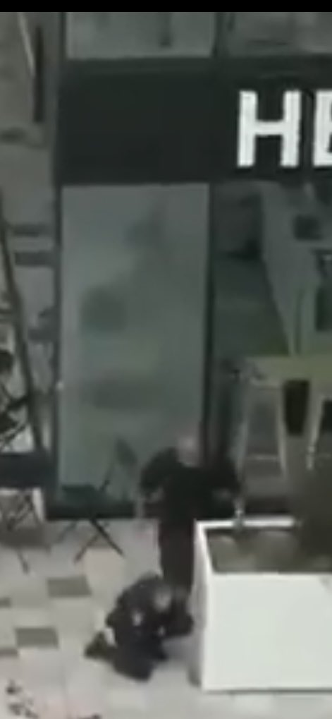 itakei_'s tweet photo. @Philly782966851 @mc_mads_ @SPVM voici des screenshots du moments avant et après que le civil est tombé, il n'y a pas de sang sur le mur derrière? https://t.co/Cr3FvVycEx