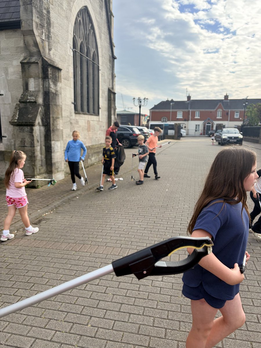 ImmacYC's tweet photo. The juniors were out on social action tonight cleaning the community. #responsiblecitizens https://t.co/vsfi01bCWm