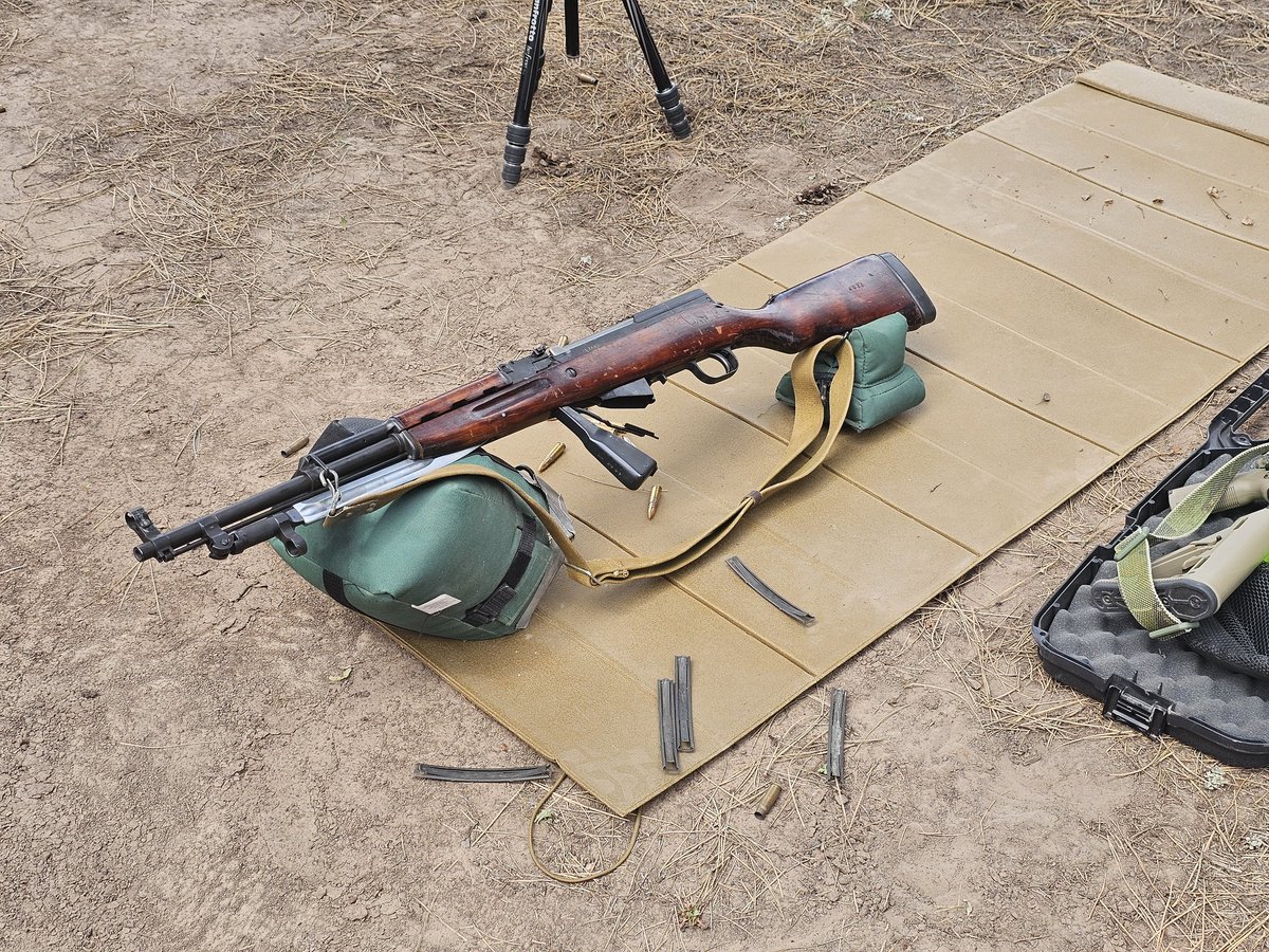 GSB_Actual's tweet photo. @l3v1at4an It looks like a basic sks rifle. The fixed magazine is just hinged open https://t.co/MepvE9DHM1