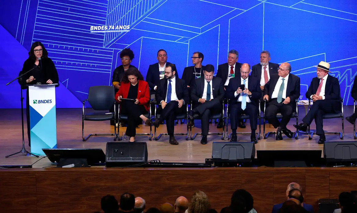 TucumanH's tweet photo. Brasil: El programa de incentivos para la industria recibirá fondos adicionales durante 2026: La Nueva Industria Brasileña (NIB), una política del gobierno federal para incentivar la industria nacional, recibirá 140 mil millones de reales (1 sol x 5,15… https://t.co/ZVY29qPTCK https://t.co/hif6PEeDKC