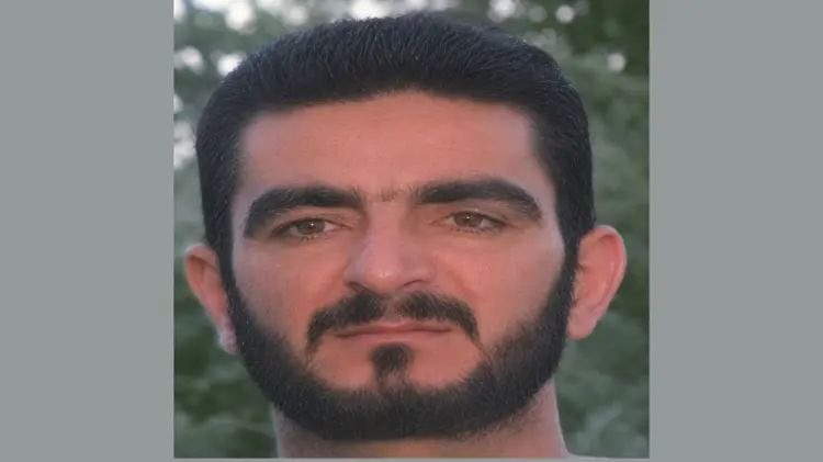 sgdfiletisim11's tweet photo. 33 düş yolcumuzu yitirdiğimiz Suruç Katliamı’nın faili IŞİD’li Deniz Büyükçelebi’nin fotoğrafı 11 yıl sonra açığa çıktı. 

Yıllardır katliamın faili olduğunu ve yargılanması gerektiğini söylediğimiz Deniz Büyükçelebi hakkında hiçbir etkin soruşturma yürütülmedi, mahkemeler tüm taleplerimizi reddetti.

Bu fotoğrafa iyi bakın! Başka bir IŞİD’linin teşhis tutanağı aracılığıyla ulaşabildiğimiz bir katliam failinin fotoğrafıdır bu. 2015’den bu yana dosyadaki tüm gelişmeler, katliama dair tüm deliller ve detaylar bizim mücadelemizle açığa çıkarıldı ve erişilebildi.