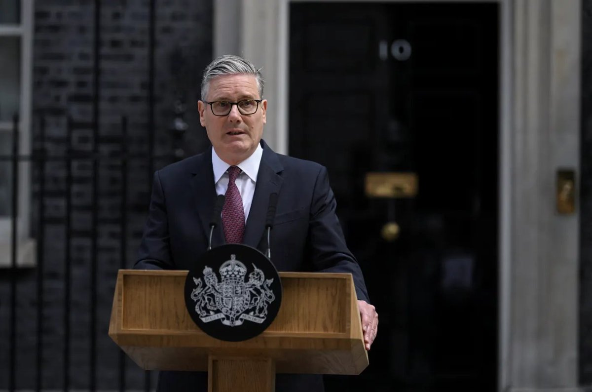 MarkShusheng's tweet photo. 短命首相哽咽告别，大英帝国日暮黄昏！
英国首相斯塔默周一宣布辞职，这是西方最老牌帝国新世纪悲歌的最新一曲。十年换了七个首相，什么国家都得晕！那一连串英国首相的名字述说了英国的混乱和迷茫。
全都是民生问题。英国��济太弱了，自脱欧以来，人均GDP降了8%。拿什么给公众增加福利，改善生活？ https://t.co/ZHzYMqVi2w