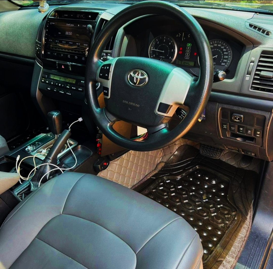 DriveNowUg's tweet photo. 🪙#GOLDEN_DEAL🪙
Young people are taken by design and plates but "the legends are more into the performance" and today we've got the Land Cruiser VX.L 2014 edition at a giveaway price of #Ugx130m. Below it's a diesel SUV with a mileage of 100×××km.
https://t.co/hzFFCzhX9I https://t.co/m6qo6y79rT