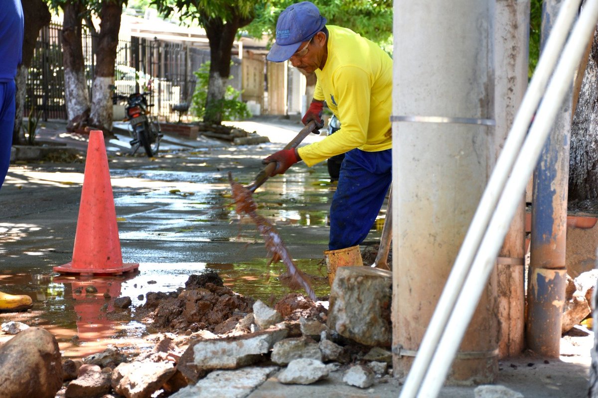 EmduparESP's tweet photo. Desde el barrio Don Alberto, Emdupar presente en la reparación de fuga de agua por raíces de árbol. Atendemos el llamado de la comunidad.
#EmduparSomosTodos https://t.co/2e0AdN3znx