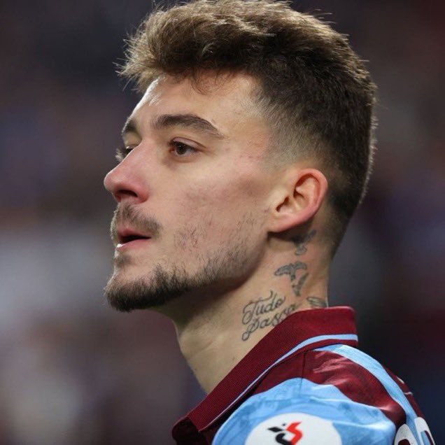 spordepormedya's tweet photo. Candaş Tolga Işık: "Muci bende yok dediniz, Trabzon'da yıldız oldu."

Sergen Yalçın: "Olsun, ne yapayım? Benim oyuncum değil, isterse kuyruklu yıldız olsun yani. Benim oyuncum değil ya, benim oyuncum değilse bende durmasına gerek yok. İstediği yerde oynayabilir." https://t.co/3yr8A7IuO4