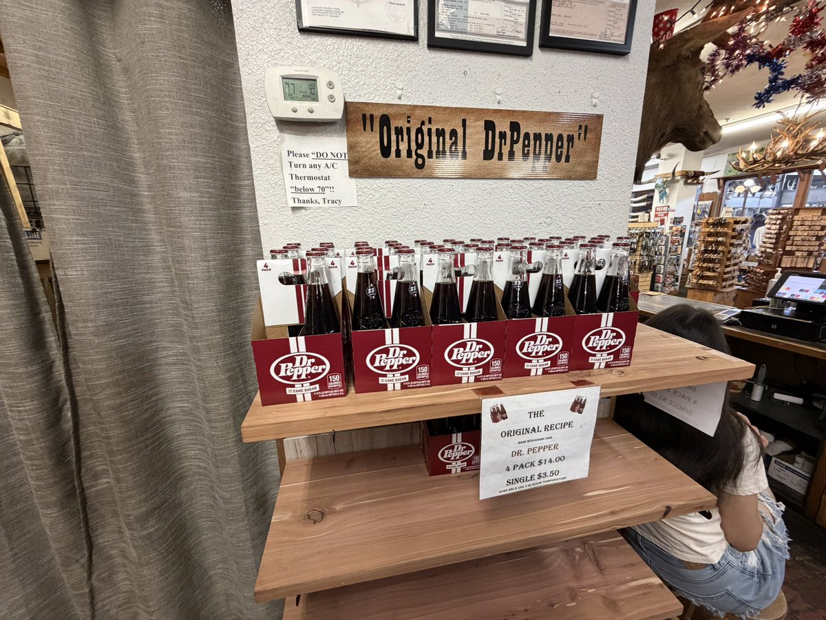 8528fukurou's tweet photo. 「選ばれし者の知的飲料」のオリジナルレシピ版、だとっ……！？
テキサス発祥というウワサは本当だったのか、ドクターペッパー……！

#北中米W杯 https://t.co/6Jve24EhY2