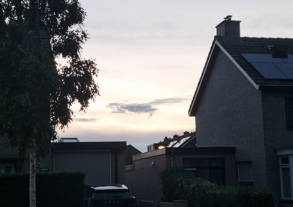 dreumes15's tweet photo. Please tell me that you guys also see a really fast squirrel in the clouds?! https://t.co/7iipxPT9v2