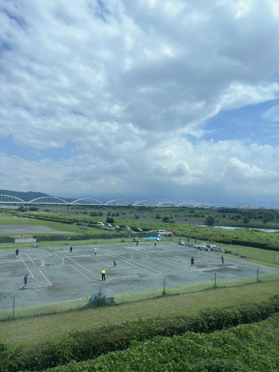 milman26's tweet photo. 1日仕事行っただけでヘトヘト。
園によってこんなにも違うとは。
でも、子ども達が膝の上に座ってきたり、手を握って「来て来て」と連れて行かれたり、距離の近さに癒されてます。
ヘトヘトで意識飛んでるときあるけど（笑）
今日も行ってきます！ https://t.co/j9LxfjWPpW