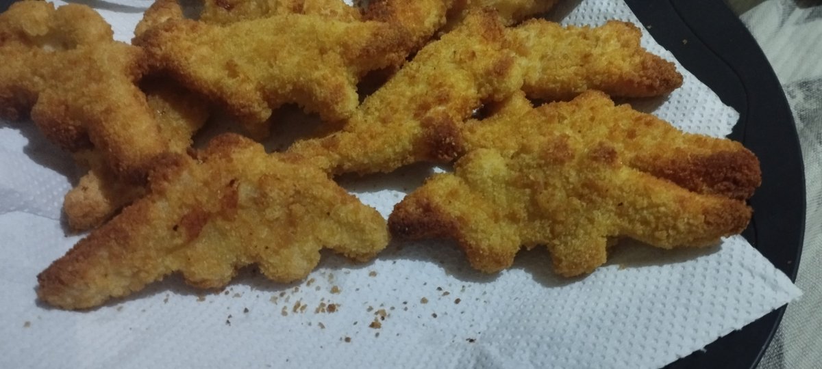 luzischw's tweet photo. Ai ele comprou nugget de dinossauro pra mi ☝️♥️♥️

Eu e ele dinossauro nugget se beijando ali)) https://t.co/8O0hESua4y
