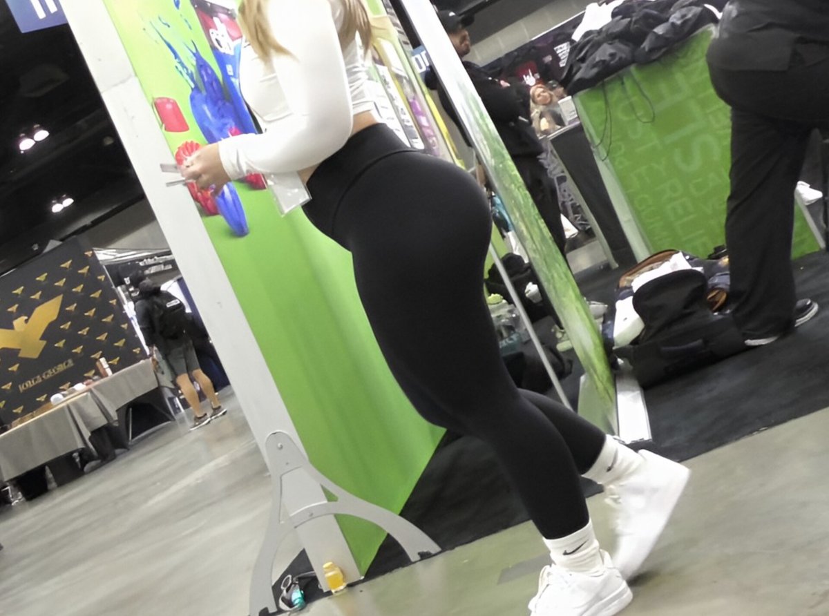 BrianaN87105779's tweet photo. she a thicc bubble butt baddie fssss. #candid #milf #gmy https://t.co/oK7BpdNo0m
