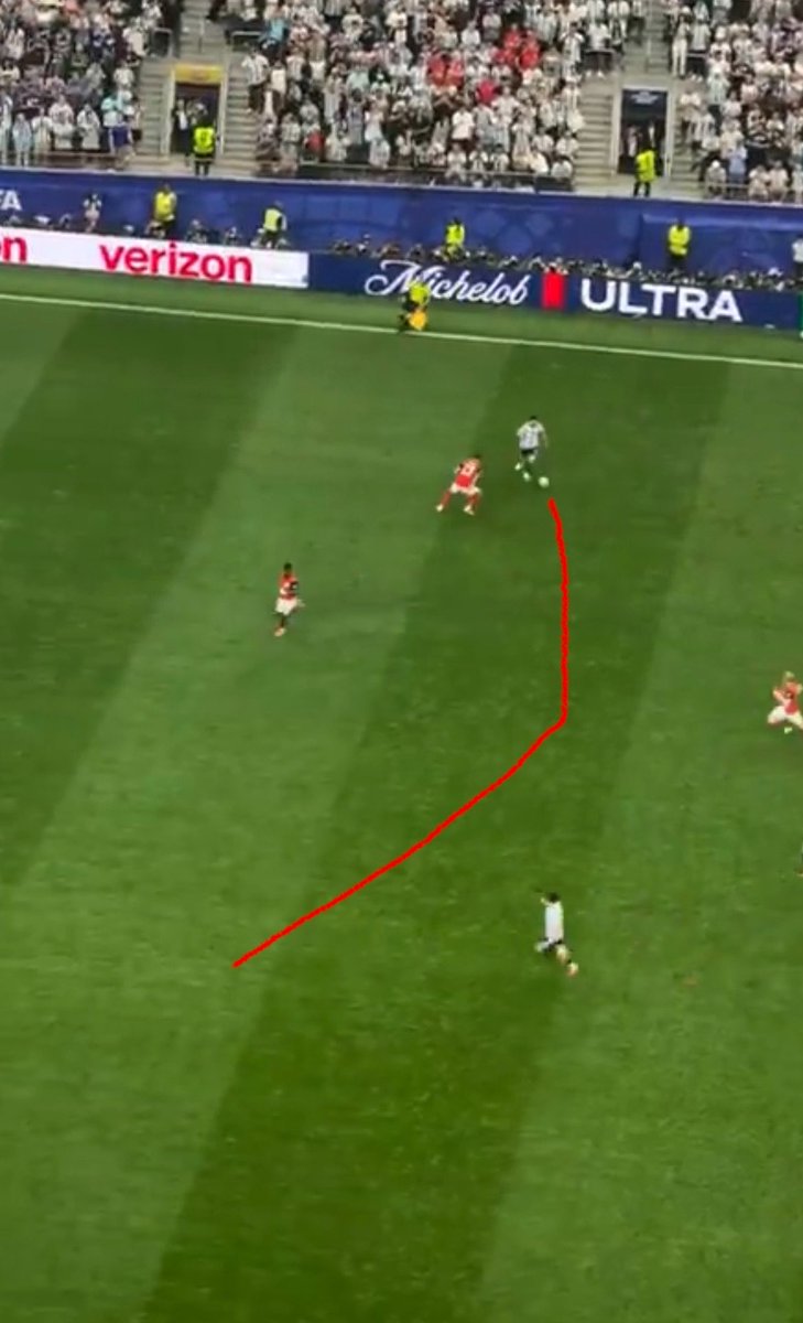 Joshua__Ubeku's tweet photo. “They are playing for Messi”

Meanwhile, Messi’s pass that was wasted: https://t.co/qeOkjDRk5E
