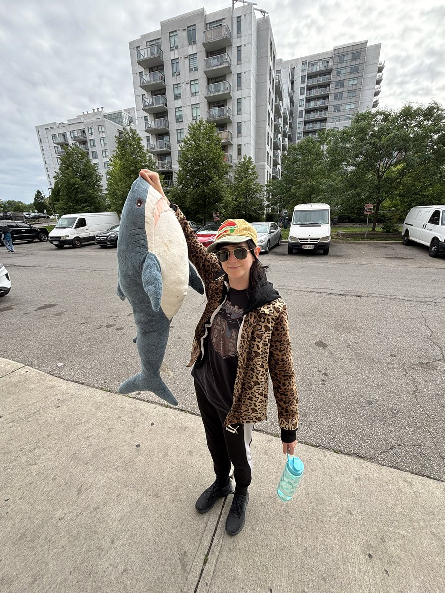 cleostevensx's tweet photo. happy pride i just fished a blahaj out of a dumpster 🥰🏳️‍⚧️ https://t.co/WUlC6IKxxJ