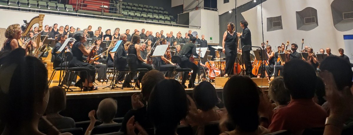 Enrikerdg's tweet photo. @vitoriagasteiz ha contado con un concierto singular. Dos directores de orquesta al frente de nuestra @euskadiorkestra y del Coro Samaniego. Dos direcciones muy diferentes con ese final lleno de emoción con el Coro Samaniego y Guridi. Antxon Lete ha estado en nuestro recuerdo. https://t.co/vuUQ83eBwz