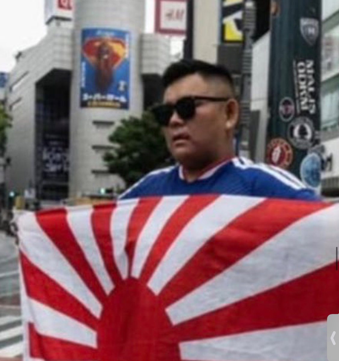 Salanahareru's tweet photo. 今回のワールドカップで会場に旭日旗を持ち込んだ人と東京？で旭日旗を持った人
同一人物かは分からないけど、ふたりともサングラスをしている。
顔を特定されたくない確信犯かな？ https://t.co/7E5JkJ4u8s