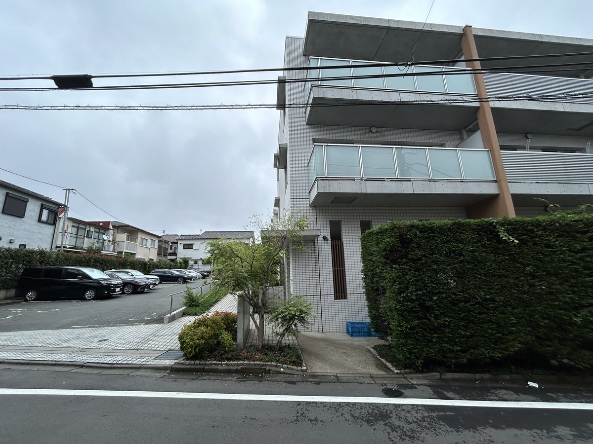 ochichan's tweet photo. 砧の円谷プロ跡地を訪問。なんの面影もない。怪獣どもが夢の跡。ウルトラマンもパトロールに出かけたきりだ。 https://t.co/KYyjS3T8EP