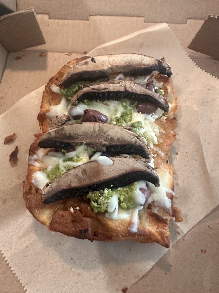 NChanelJoy's tweet photo. It’s really time out for establishment like @kalemecrazy #Cumberland to stop playing with people money. This $17. Stop hiring kids that don’t wanna be there, don’t know how to prepare your food, and under trained. Although there will be signs outside of your place. https://t.co/pOoRyeOmtD