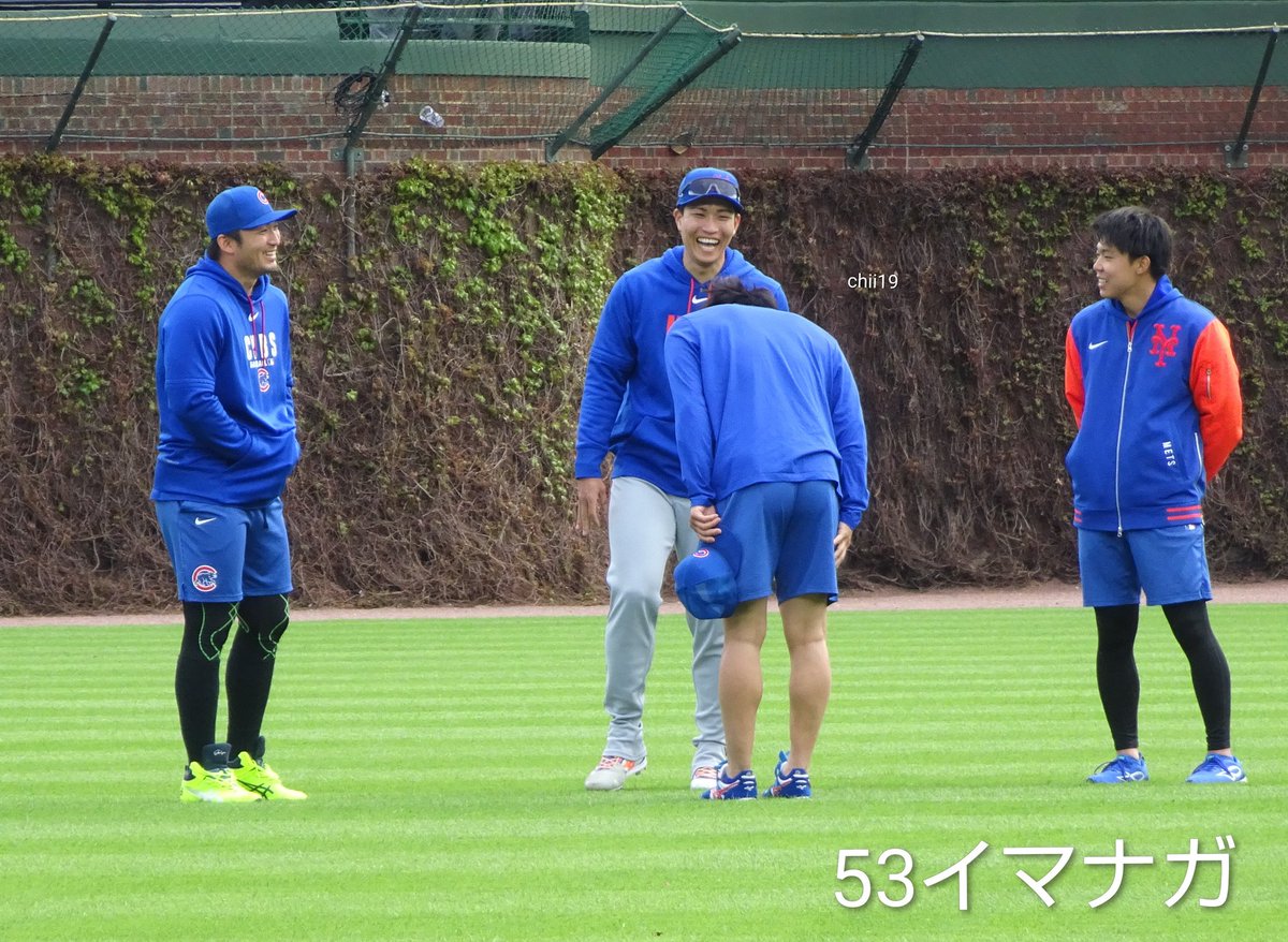 chii19's tweet photo. 昨日の試合が雨で中止になったため、今日スライド登板へ⚾️
日本人投手の投げ合いだけど、残念ながら中継なし💧
今日は千賀さんには申し訳ないけど、カブスが勝つよ✨
写真は体感温度4℃なのにナマ足で走ってきておじぎする今永くん。
急いで走ってきたからか？靴下はいてないの😂

#1日1イマナガ https://t.co/s8TJ0NsqmW