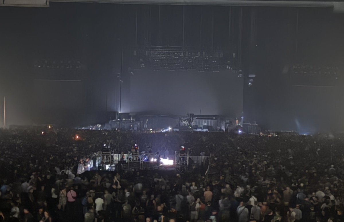 Defense_92's tweet photo. La Paris La Défense Arena victime d’une coupure de courant pendant le concert d’Iron Maiden

>> https://t.co/oFMx0wwGhL https://t.co/zzR1E16ENS