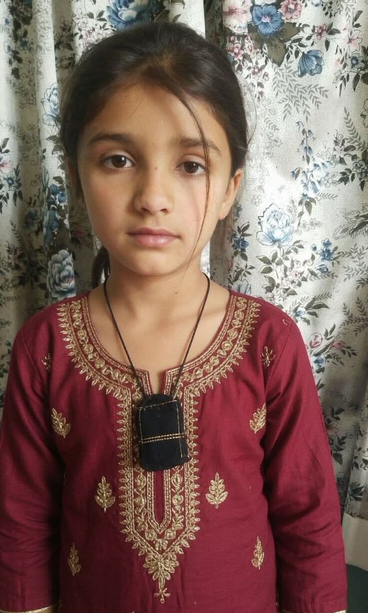 BUTT_566's tweet photo. سات سالہ منتہا دروازے پر کھڑے چند نوٹ پکڑے جو اس کی ماں نے ابھی اسے دئیے تھے کہ کریانے کی دکان پر جاؤ اور چائے کے لیے چینی لے آؤ 
منتہا نے پیسے لیئے اور قریبی دکان کی طرف روانہ ہوئی
منٹ گزرے، پھر ایک گھنٹہ، پھر دو گھنٹے لیکن منتہا گھر واپس نہ آئی تو پریشانی تیزی سے گھبراہٹ میں بدل گئی اس کے اہل خانہ نے تلاش شروع کی، رشتہ داروں کو بلایا، دوکان میں دیکھا لیکن منتہا کا کوئی پتا نہیں چلا
پورا محلہ تلاش میں شامل ہوگیا 
پولیس نے قریبی کاروباری مراکز سے CCTV فوٹیج کی جانچ شروع کی پھر ایک پریشان کن انکشاف ہوا
کیمروں نے منتہا کو گروسری اسٹور میں داخل ہوتے ہوئے دکھایا لیکن اسکے وہاں سے نکلنے کی کوئی فوٹیج نہیں تھی 
تفتیش کاروں نے فوراً اپنی توجہ عمارت پر مرکوز کر دی، پولیس نے ہر کمرے، ہر کونے اور ہر منزل کی تلاشی لی
تلاشی کے دوران حکام نے مبینہ طور پر عـمارت کی بالائی منزل پر ایک بوری کے اندر چھپائی ہوئی منتہا کی لاش دریافت کی
شہر کا شہر ہکا بکا رہ گیا ایک شخص اتنا گھٹیا کیسے ہوسکتا ہے؟
سات سال کی بچی کو مار ڈالا 
کیا یہ لوگ قیامت دن سے نہیں ڈرتے؟؟ قبر کی اندھیروں سے نہیں ڈرتے؟؟
 اللہ تعالیٰ کے سامنے کھڑے ہونے سے نہیں ڈرتے؟؟ 
کوئی اتنا گھٹیا کیسے ہوسکتا ہے ؟ 
باقی تو ہم کچھ نہیں کہہ سکتے، کیونکہ ہر طرف جانور گھوم رہے ہیں البتہ آپ لوگوں سے ایک درخواسـت ہے کہ اپنے بچوں کا خاص خیال رکھیں
 بچوں کے معاملے میں کسی پر بھی اعتبار نہ کریں۔۔!