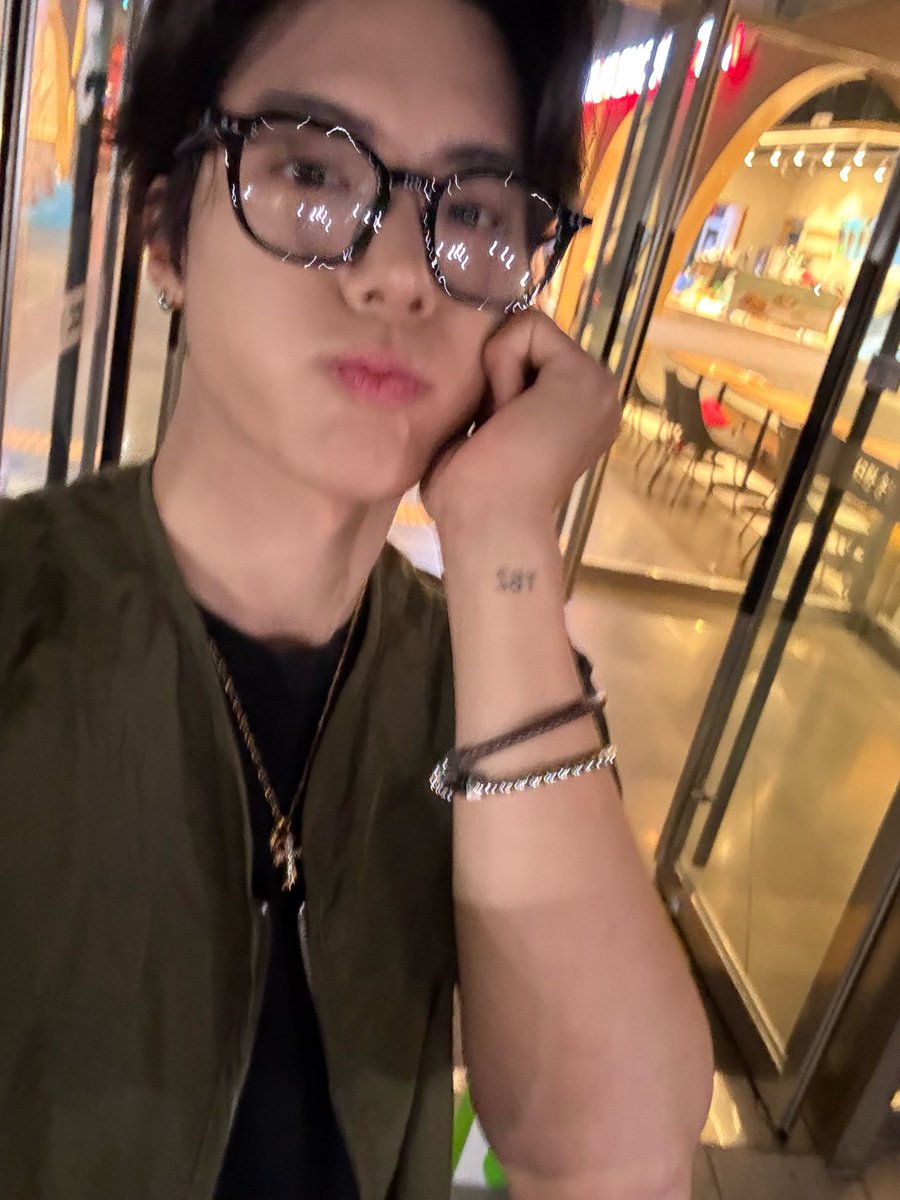 001S22's tweet photo. 아 진짜 어떡해.. 너무 귀엽고 웃낌 https://t.co/vvXwlhrK3v