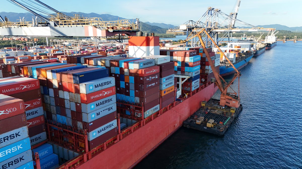 DPWorldBrazil's tweet photo. Quando o assunto é movimentação de cargas especiais, cada operação exige planejamento, precisão e alta capacidade operacional.

Na última quinta-feira, realizamos uma operação breakbulk com a descarga de três cargas fracionadas, com pesos de 36 a 93 toneladas, utilizando um guindaste flutuante posicionado ao lado da embarcação para garantir o içamento e a transferência das cargas de forma segura, controlada e eficiente.

Essa é mais uma demonstração da versatilidade do nosso terminal multipropósito, preparado para operar demandas logísticas com eficiência, segurança e excelência operacional. 👊