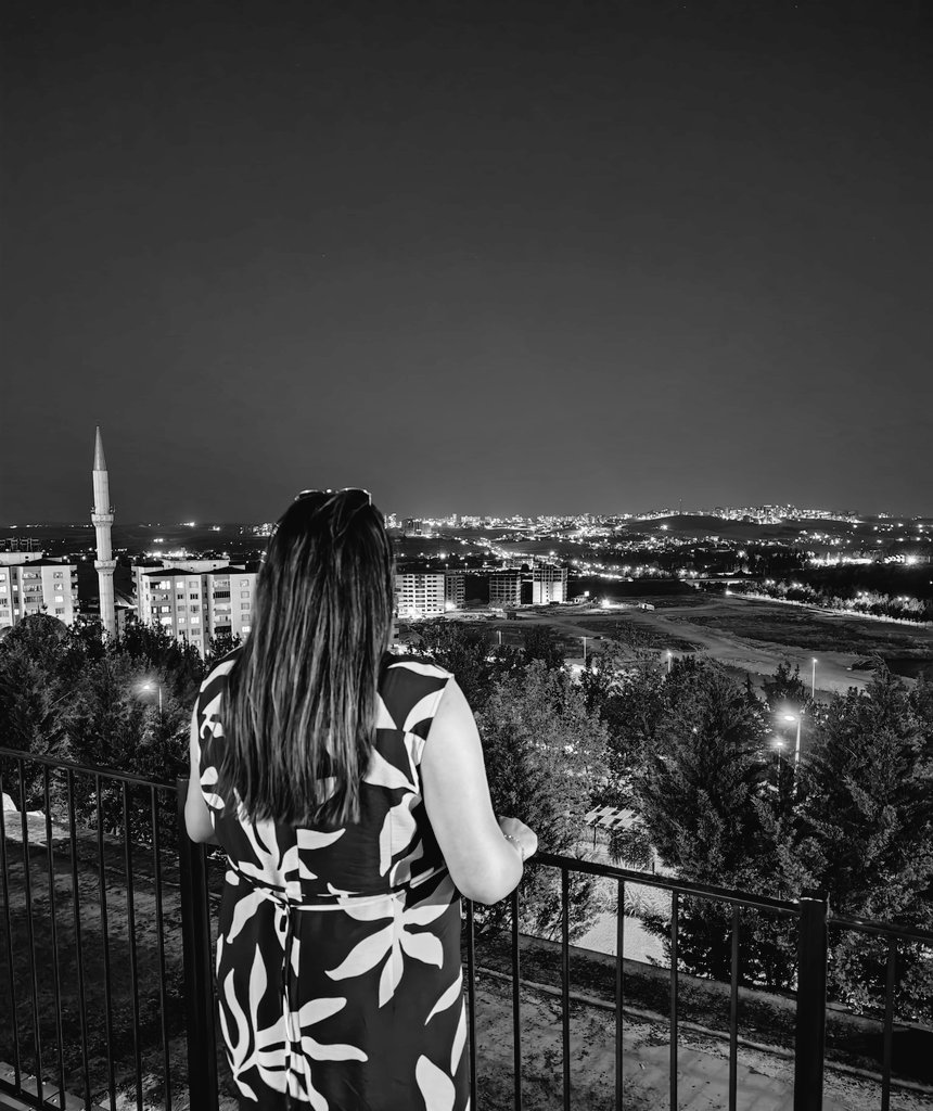 MLgedik12898's tweet photo. "Gece; suskunluğun, düşüncelerin ve keşkelerin vaktidir." İyi geceler 🌠 https://t.co/BFTuhbYq2i