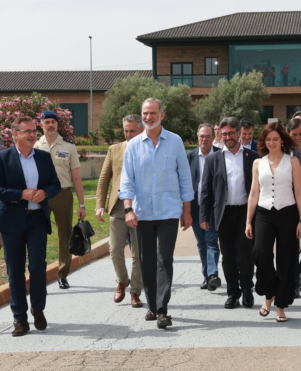 germanteruel's tweet photo. Me alegra comprobar q el Rey Felipe cada vez recurre más a la guayabera, ahora en una visita oficial en Madrid. Tenemos q promover q esta prenda sea asumida tb en España como etiqueta. Aquí, mi elogio de la guayabera. A ver si se suman adeptos a la causa 👇 @VVzquez https://t.co/b96J0Bblj0