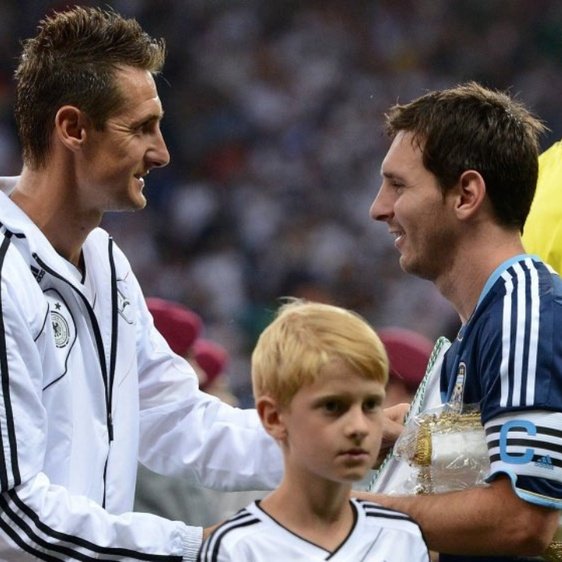m8ssiofcontext's tweet photo. 🚨 Klose sobre Messi ter passado ele:

"Era questão de tempo para o melhor jogador que já praticou esse esporte passar meu recorde. Parabéns, campeão." https://t.co/XxuGwbux8B