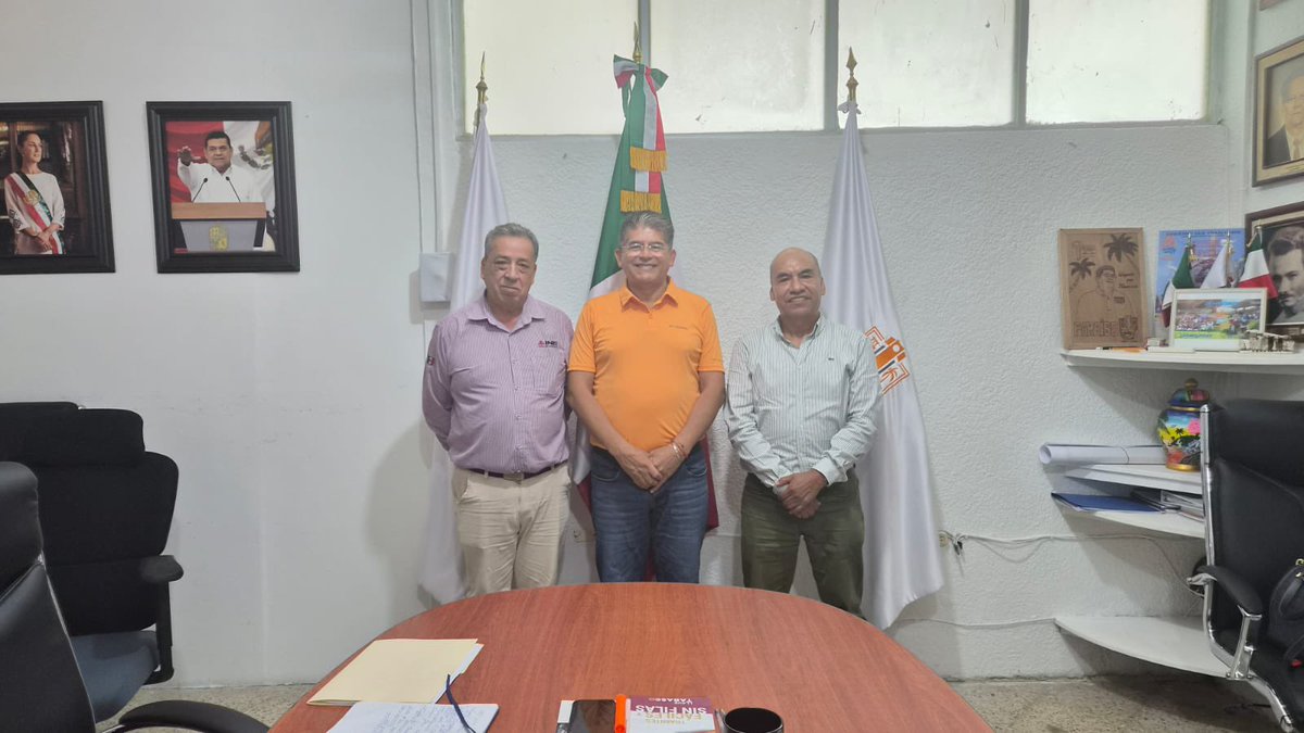 INE_TABASCO's tweet photo. El Vocal Ejecutivo, Gregorio Aranda Acuña acompañado por el titular de la 05 JDE, Juan José Zamudio Ramírez sostuvieron una reunión de trabajo con el Presidente Municipal de Paraíso, Alfonso Jesús Baca Sevilla, con el propósito de fortalecer la coordinación interinstitucional. https://t.co/5PJAhvJWHt