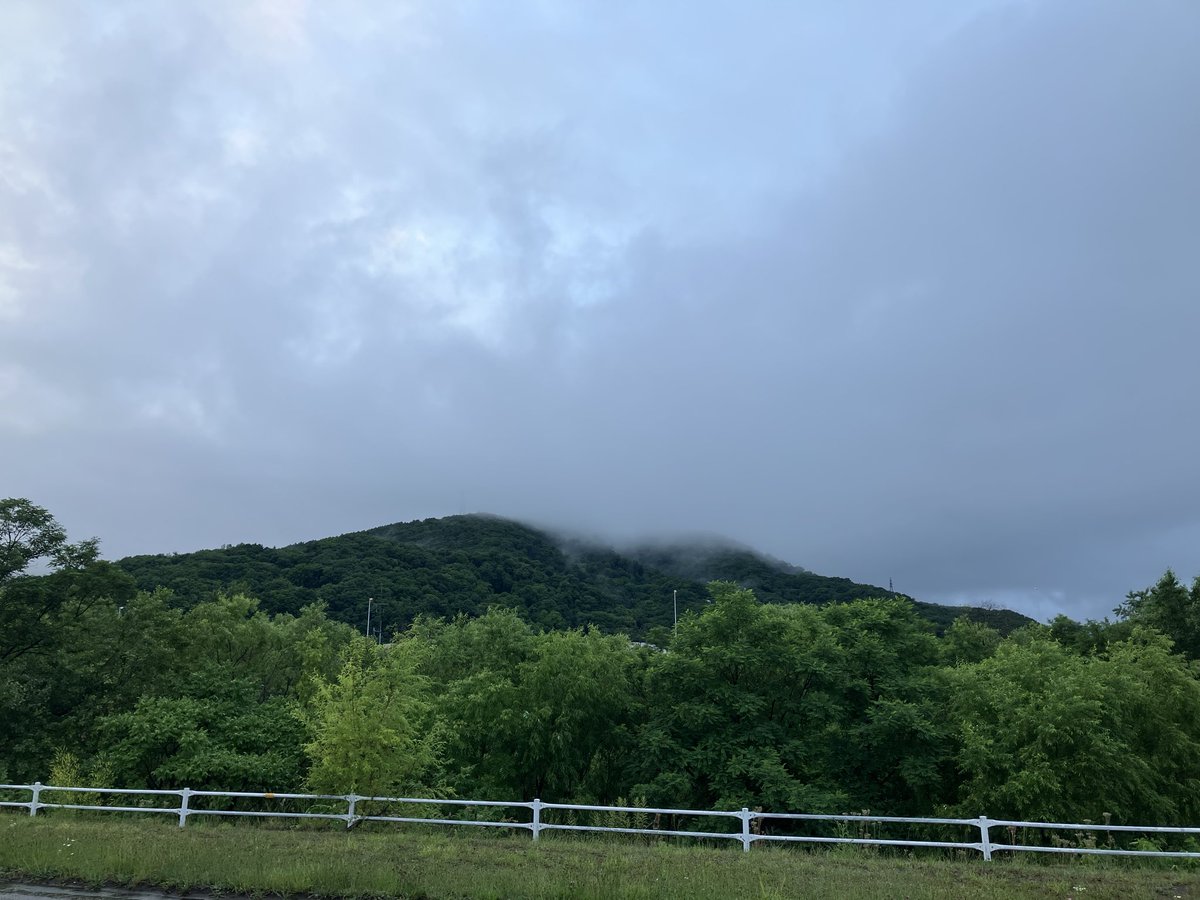 Z6Thc's tweet photo. 雨の合間に11km走。昨夜は随分と降ったようで濡れぼそった公園は樹々がエネルギーを蓄えているみたい。舗道を🐌ちゃんがゆっくりと。人影も少なくて野鳥の声を聴いているとだんだんと瞑想状態に。久しぶりです笑。
今日から心ならずも飲み会続きとなますが気負わずマイペースで行きたいと思います。 https://t.co/vxD8tu47xI