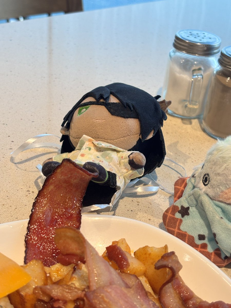 NHC_not_NPC's tweet photo. ベーコンパンチ！ https://t.co/LYARzRkuw6
