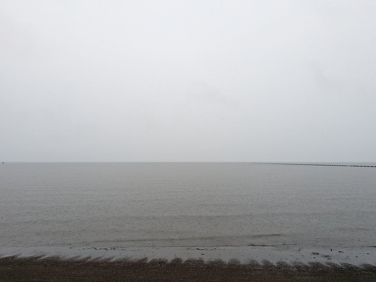 7733Beat's tweet photo. 𝐺𝑜𝑜𝑑 𝑚𝑜𝑟𝑛𝑖𝑛𝑔︎ 

現在の気温20℃☔

出勤前に海を見に来ました🌊

今日も無事故で👷‍♀️ご安全に👷 https://t.co/lblWHadmMR