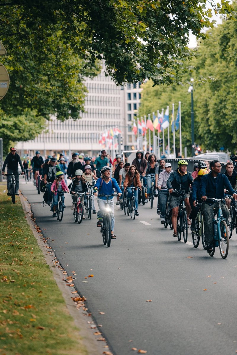 CritMassBrussel's tweet photo. 26/06 - #CriticalMass
🚲🚲🚲
➡️ Starting point: Trône
➡️ Ride together
➡️ Bring your 🎶, flag, lights and all you need to enjoy the moment

See you @ 18h00
#ridebikesnottanks
#kритичнамасатут
#letsridetogether
(📷 Matthieu Labey) https://t.co/jNrEP91GoF