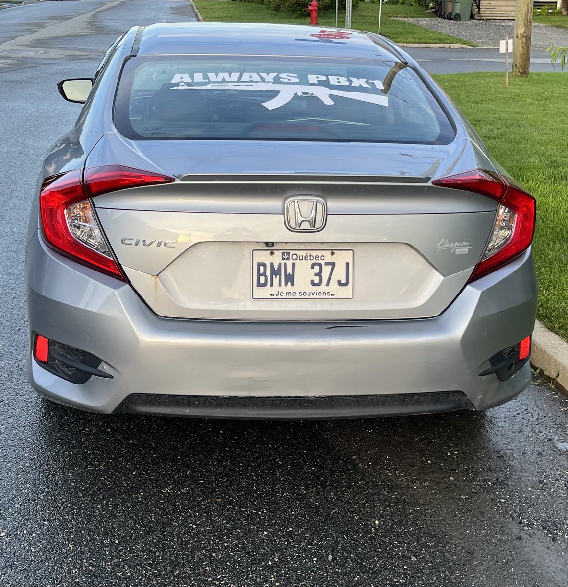 PLG_01's tweet photo. Mon quartier se batardise…
Symbolique violente arborée sur une voiture, comme si c’était normal.

Symbole relié à un rappeur sikh qui fait visiblement l’apologie de la violence armée.

@SPSSherbrooke vous devriez le garder à l’œil. 😬 https://t.co/aR2JTNzHR7