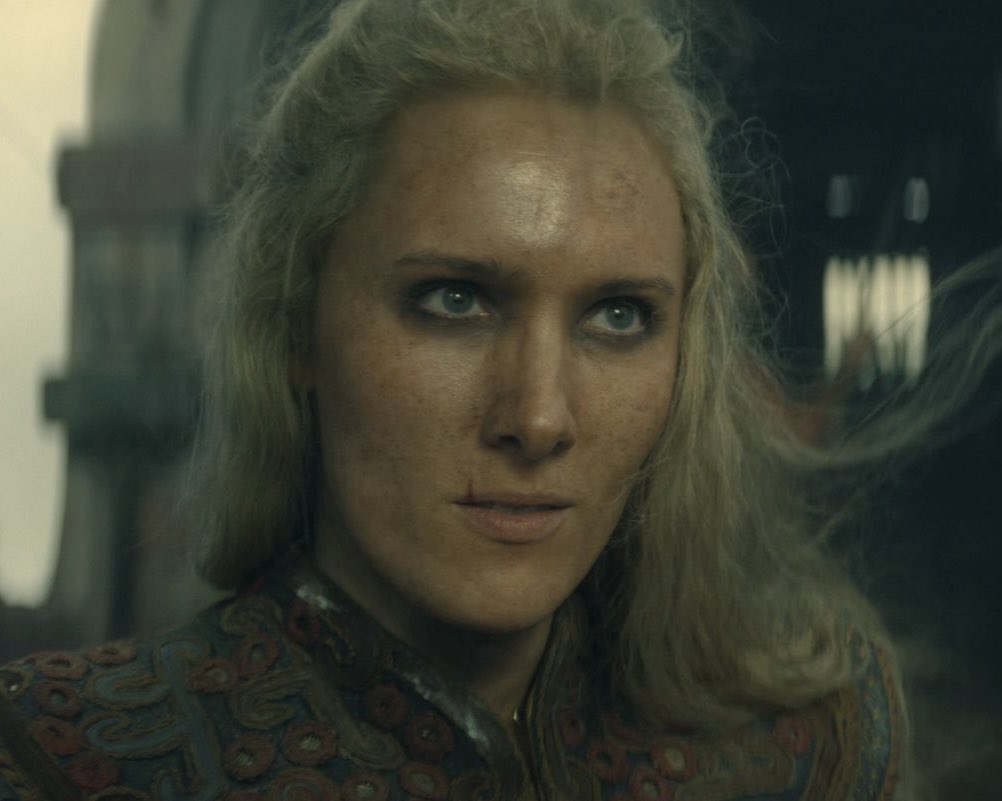 KingTargaryenn's tweet photo. Estos dos se adueñaron por completo del estreno y, para mí, fueron los auténticos MVP del episodio.

Se habla mucho de los dragones, pero la verdadera joya fue la demostración de fuerza de la Casa Velaryon en el mar. Llevábamos dos temporadas oyendo hablar de su legendario poderío naval y, por fin, lo vimos en pantalla. La persecución estuvo llena de tensión y te mantenía pegado al asiento de principio a fin.

Además, hacía falta una batalla así. Entre tanto dragón, se echaba de menos la crudeza de un combate más terrenal. El abordaje de las fuerzas de Lohar estuvo coreografiado de forma espectacular, transmitiendo un caos y una intensidad que se sentían completamente reales.

Pero lo que más me sorprendió fue la química entre Steve Toussaint y Abubakar Salim. Tienen una presencia brutal juntos y consiguen que cada escena entre Corlys y Alyn tenga peso. Verlos luchar hombro con hombro fue una auténtica barbaridad.

Y para rematar, el momento en que Corlys cae al agua y Alyn le grita “padre” por primera vez. Ver cómo se lanza a ayudarlo desesperadamente en mitad del caos, abriéndose paso hasta derrotar a Lohar, fue absolutamente épico. Toda esa secuencia me puso los pelos de punta.

#Houseofthedragon