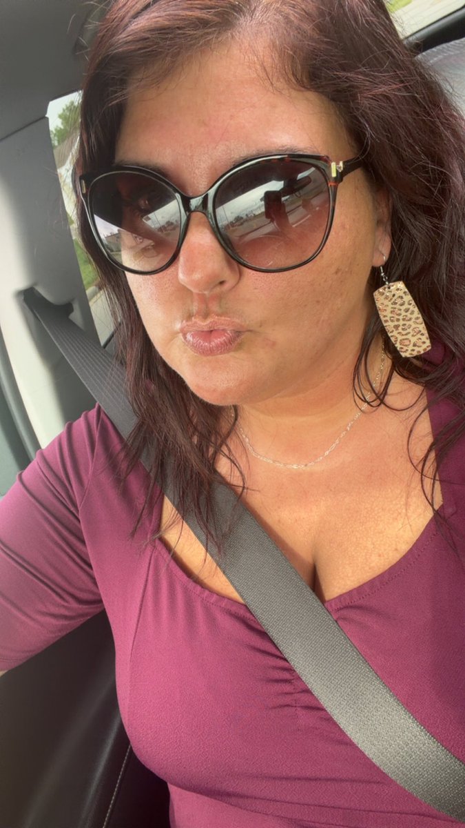 Ashleyns814's tweet photo. It’s milf Monday sooooo here’s another pic. Hope you all are having a good day! https://t.co/OOI3DIudrJ