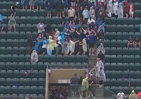lnstantFoot's tweet photo. Pendant ce temps là les supporters français font une chenille... 😭😭 https://t.co/Bc7YQDY9JH