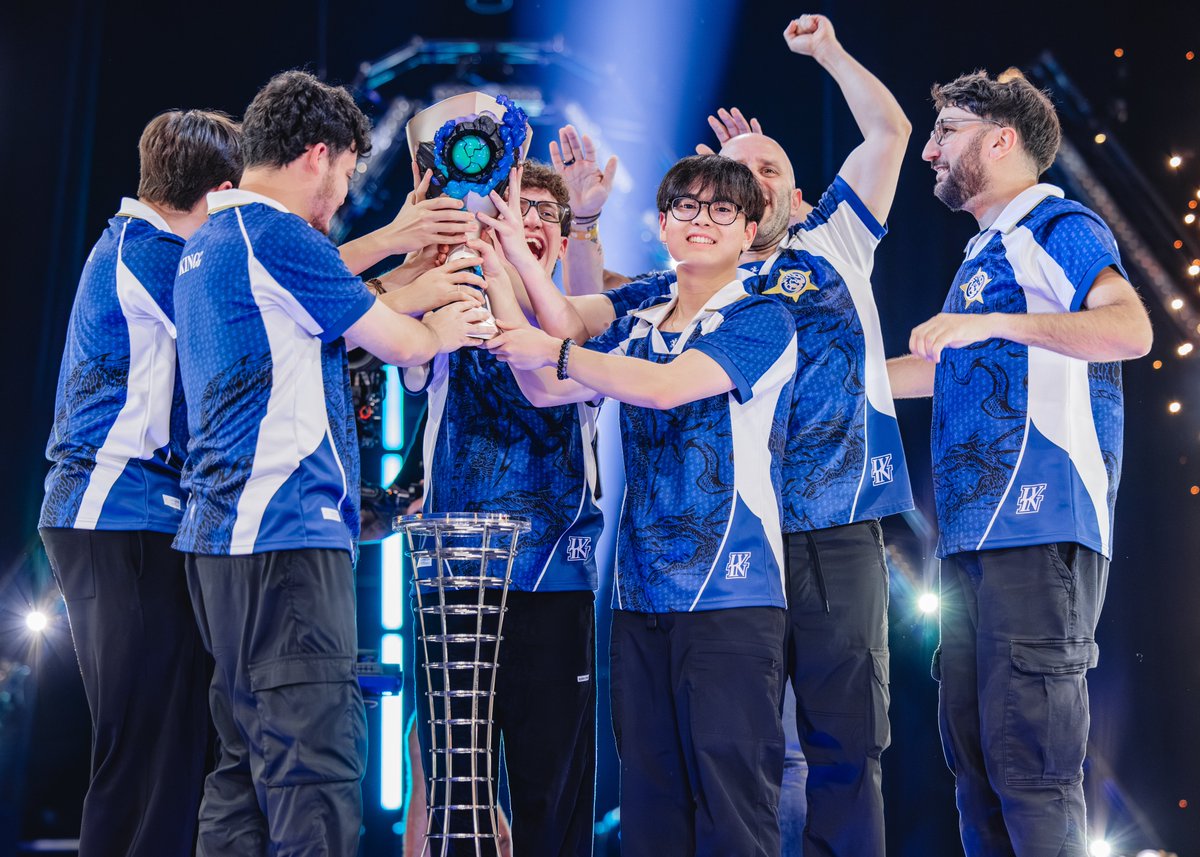 kysh1ro's tweet photo. #VCT | LEVIATAN ES CAMPEÓN DE LA VALORANT MASTERS LONDRES 🇦🇷🏆
El día de ayer, Leviatan, el Dragón Marino, logró vencer 3-2 a Paper Rex en la gran final de la VALORANT Masters Londres 2026 🇬🇧.
Después de seis años de VALORANT, Latinoamérica finalmente consiguió coronarse en un torneo internacional, y lo hizo gracias a una generación de rookies espectacular.
Desde el Top 4 de KRÜ en Champions 2021 hasta el Top 3 de Leviatán en Champions 2024, durante años se habló del potencial de la región. Ayer, sin embargo, se dejó de hablar de potencial para empezar a hablar de resultados. Un resultado que quedará grabado para siempre en la historia de los esports latinoamericanos.
Desde el lower bracket y eliminando a todos los campeones regionales.
Y si hay alguien que merece este momento por encima de todos, ese es KiNgg. Pasó por innumerables proyectos, compartió equipo con distintas generaciones de jugadores e incluso recibió ofertas para marcharse a otras organizaciones. Sin embargo, siempre eligió quedarse en Leviatan, apostando por el proyecto y esperando su oportunidad de ser campeón con un equipo latinoamericano.
Esto es la verdadera definición de un proyecto a largo plazo. La mejor academia de VALORANT del mundo demostró una vez más su valor, y hoy finalmente está cosechando los frutos de años de trabajo.
Muchísimas felicidades a todos los que fueron parte de esto, desde los jugadores y el staff, hasta todos los que forman parte de la organización, incluyendo a los hinchas. Hoy todos hicieron historia.
🇦🇷 Bruno "Neon" Rodríguez
🇨🇱 Francisco "kiNgg" Aravena
🇧🇷 Eduardo "Sato" Nagahama
🇧🇷 Guilherme "blowz" Oliveira
🇧🇷 Rodrigo "spikeziN" Lombardi
🇦🇷 Rodrigo "Onur" Dalmagro
🇦🇷 Cristian "Jhein" Camaño
🇦🇷 Fernando "F10" Diez
#VALORANTMasters