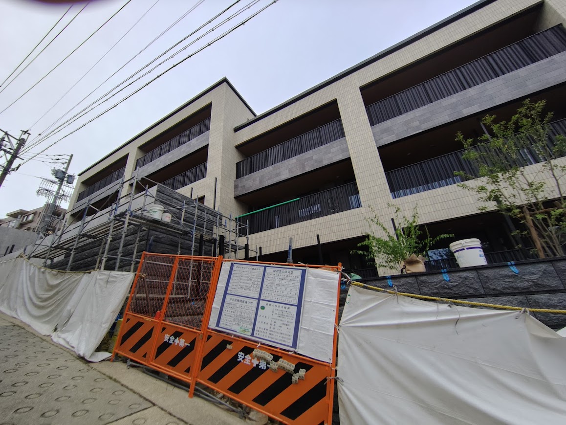 nagoyathematch's tweet photo. 名古屋新築マンション探訪 千種区 本山駅
【完売済】【グランドメゾンＴｈｅ本山鹿子町】積水ハウス 
7階建（地上4階・地下3階）38戸 https://t.co/4VSJJ5nFXV

既に完売済の物件ですが、もう少しで完成ですね。
まだ見えていない駐車場の処理が気になるところです。
南北に相当の高低差があります（南垂れ）ので地上４階・地下３階扱いとなりますが、竣工の何か月も前に完売ですから流石ですね。