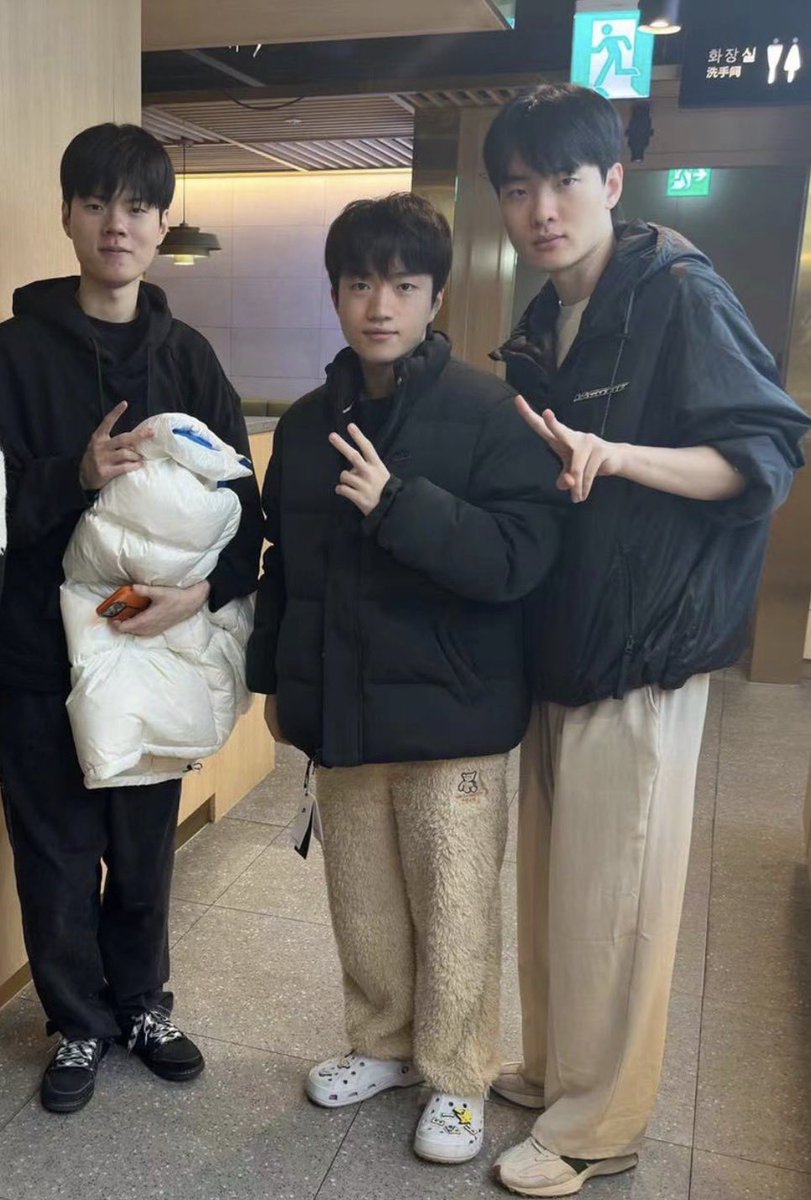copybaraaaaa's tweet photo. Asian Games as Deft-Rascal-Keria family reunion is not in my 2026 Bingo Card but here we are 😭😭😭 Im so happy for Keria. That's his support system right there 😭😭😭 https://t.co/L6agkO8t3A