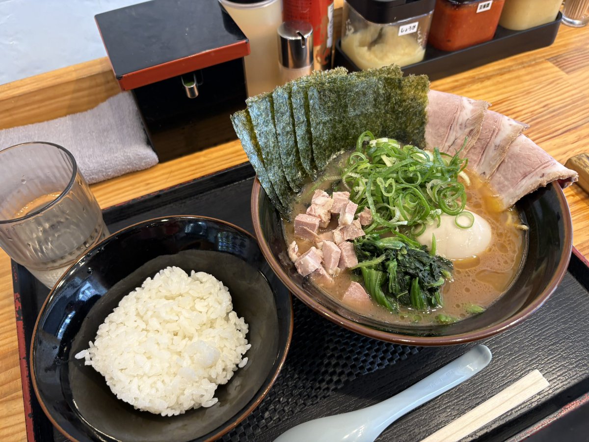 LoveNerima1014's tweet photo. 今日は眼科に行ってから見田家さんに🍜

朝ラー…チャー丼に間に合う予定だったのに
ギリギリ間に合わなかった😭

ってことで…久しぶりの特製を🍜
やっぱり特製も美味しいな😋

明日は…チャー丼だ🍚

今日もごちそうさまでした😋
また明日👋

#見田家　#家系ラーメン
#練馬駅　#立ち食い
#特製 https://t.co/IX6s6uTMqy