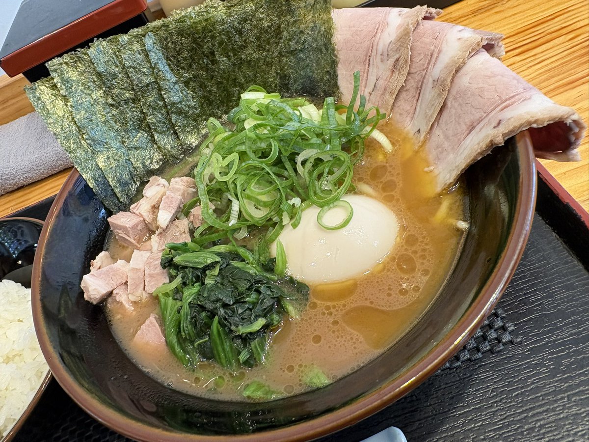 LoveNerima1014's tweet photo. 今日は眼科に行ってから見田家さんに🍜

朝ラー…チャー丼に間に合う予定だったのに
ギリギリ間に合わなかった😭

ってことで…久しぶりの特製を🍜
やっぱり特製も美味しいな😋

明日は…チャー丼だ🍚

今日もごちそうさまでした😋
また明日👋

#見田家　#家系ラーメン
#練馬駅　#立ち食い
#特製 https://t.co/IX6s6uTMqy