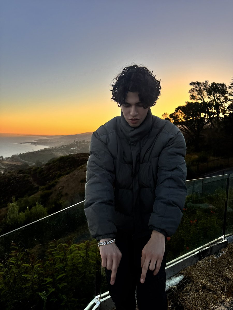 bo0gerz's tweet photo. first day of summer i go puffer in malibu https://t.co/bmSYM8QRkU
