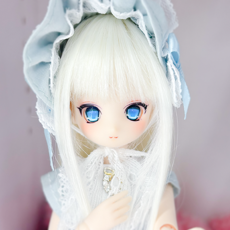 DOLLCExDOLLCE's tweet photo. おはようございます🌞
本日の一枚は「アプリコット」ちゃん🩵
あまむすちゃん達より大きめのオビツ22サイズのパルフェちゃんです🍨
キリっとした目元と優しい表情が調和したやわらかい雰囲気がとてもキュートですね💗
本日もDOLLCE秋葉原店は12:00-20:00で元気に営業致します🍀

#DollceParfait https://t.co/UHR3MTUBAZ