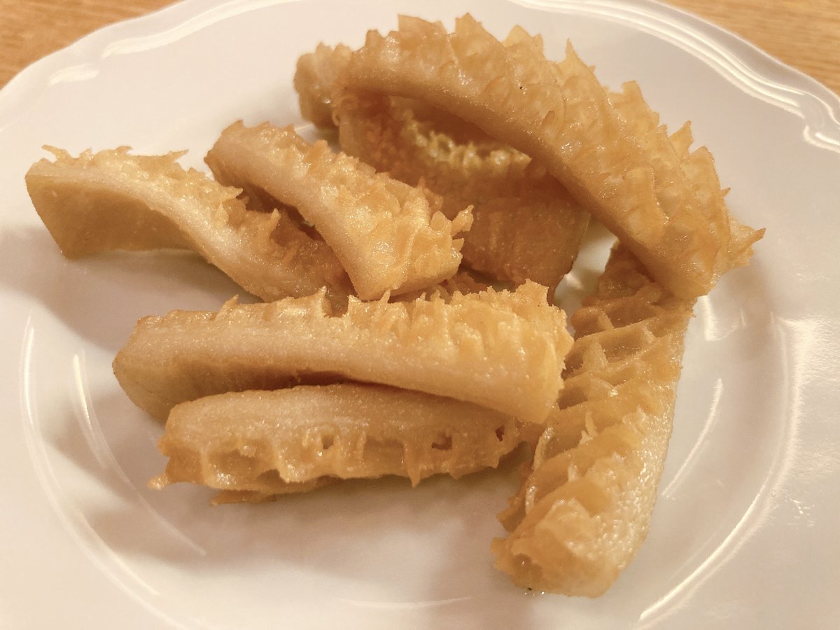 menchi2929's tweet photo. ここだけの話。香港に、ハチノスを揚げて食べる文化がある。

日本ではほぼ知られていませんが、香港の広東料理では、牛の第二胃であるハチノスを高温の油で揚げて食べる調理法が存在します。三代続く肉の卸として、初めて食べたとき正直驚きました。

【揚げハチノスが持つ、恐るべき可能性】

①下処理の壁が、誰もやらない理由
ハチノスは内臓の中でも下処理が最も難しい部位のひとつです。独特の網目の隙間に汚れが残りやすく、臭みを完全に抜くまでに相当な時間と手間がかかる。それを揚げるということは、下処理の自信が別次元にあるということです。

②揚げることで、別の食べ物になる
煮込むとトロトロになるハチノスが、高温の油に入れた瞬間に変貌します。外側はカリッと、内側はもちっとした全く異なる食感。網目の凹凸が揚げ衣をしっかり受け止めて、噛むたびに旨みが溢れてくる。日本の焼肉文化では絶対に生まれなかった食べ方です。

③ホルモンの可能性は、まだ世界に眠っている
焼く、煮る、炒める——日本のホルモン調理はこの3つにほぼ限定されています。しかし香港ではハチノスを揚げ、韓国では腸を炒め、各国で内臓の全く異なる顔が存在する。ホルモンという食材の可能性は、まだ誰も掘り切れていないと思っています。

肉の卸にしか知らない話を定期的に流します。フォローしておいて損はないです。