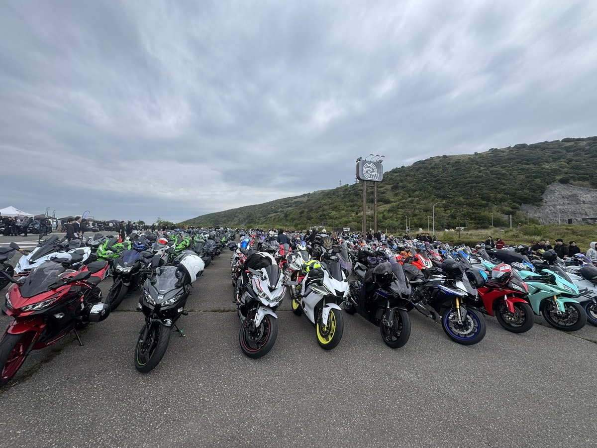 MrD_RC8R's tweet photo. バイク垢再始動
とりあえず一番最近醤油くんと行った
フルカウルミーティングの写真
フルカウルじゃないけどね。買うよ絶対 https://t.co/5fBZjCwwdM